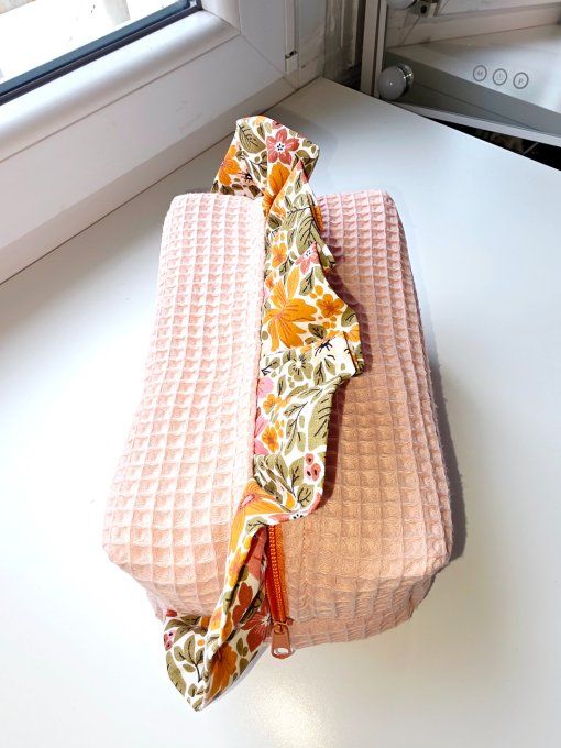 Trousse de toilette en nid d’abeille et froufrou 