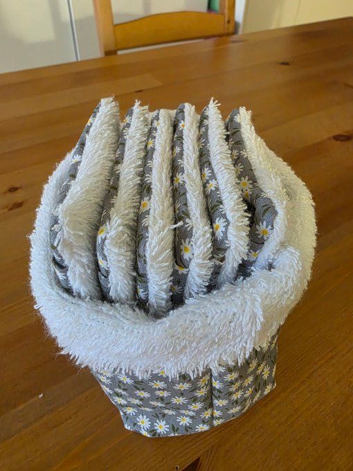 Lingettes démaquillantes et panier