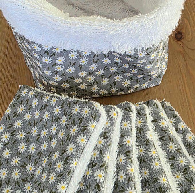 Lingettes démaquillantes et panier