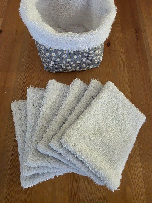 Lingettes démaquillantes et panier