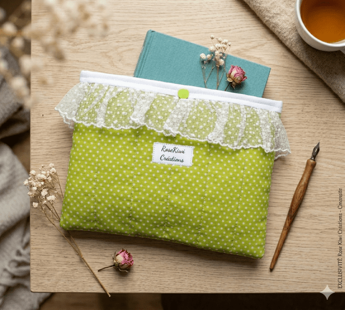 Pochette à livres molletonnée vert clair à pois blancs
