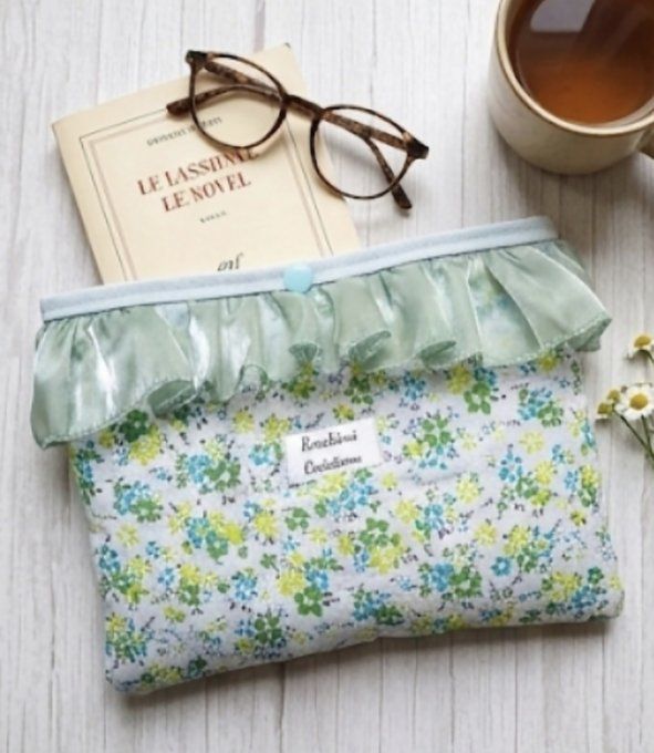 Pochette à livres molletonnée vert et bleu sur fond blanc